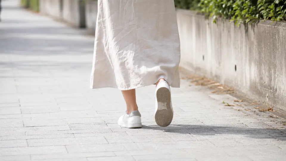 屋外を歩いている途中の日本人女性の足元、一歩踏み出す瞬間(顔は写っていません)